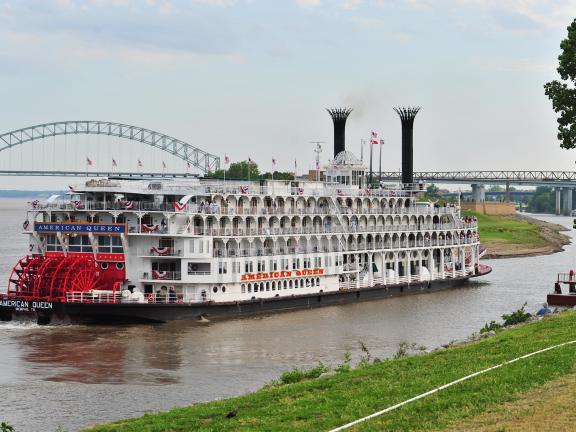 American Queen landing at Beale Street Landing