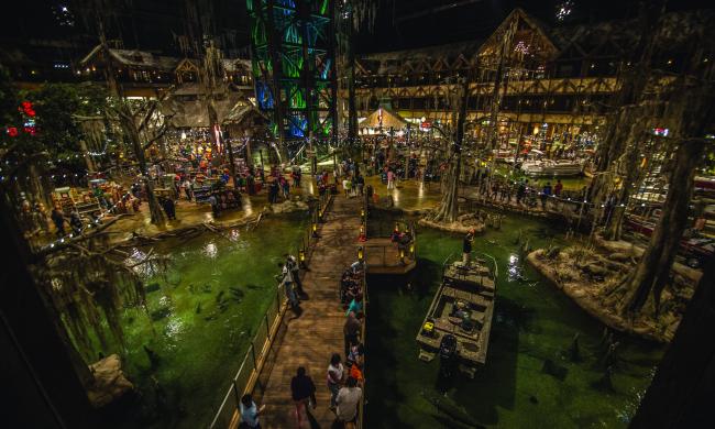 Bass Pro at the Pyramid / Allen Gillespie