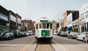 Downtown Trolley / Jessica Steddom